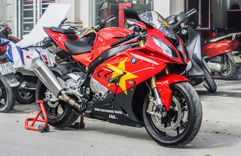 Dàn xe độ tem cổ vũ U23 Việt Nam trước trận chung kết